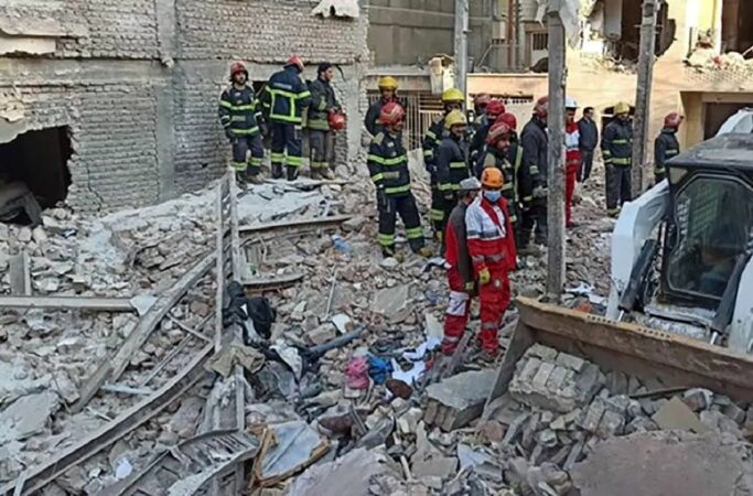 آوار ساختمان سهطبقه در بلوار الغدیر تهران؛ نجات ۴ مصدوم از زیر آوار آوار ساختمان سهطبقه در بلوار الغدیر تهران؛ نجات ۴ مصدوم از زیر آوار