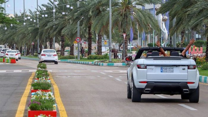 دوگانگی در واردات خودروهای پرحجم؛ مناطق آزاد مجاز، بازار اصلی در بند ممنوعیت دوگانگی در واردات خودروهای پرحجم؛ مناطق آزاد مجاز، بازار اصلی در بند ممنوعیت
