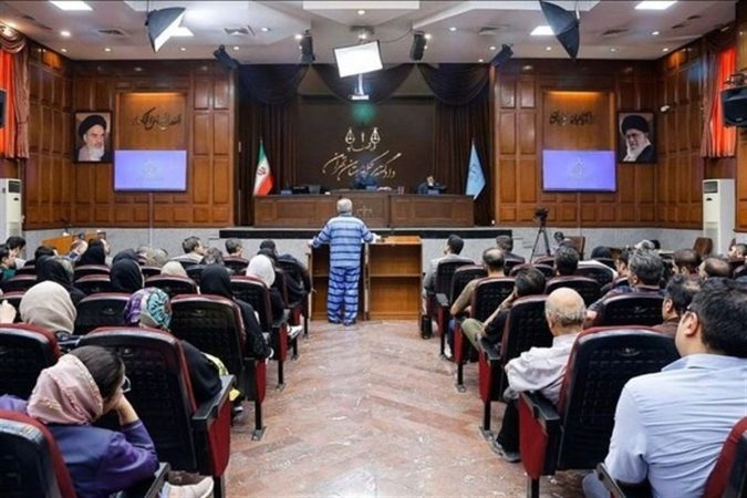 از فروش ماشین تا خانه برای خرید کینگ مانی/ روایت تلخ مالباختگان در دادگاه از فروش ماشین تا خانه برای خرید کینگ مانی/ روایت تلخ مالباختگان در دادگاه