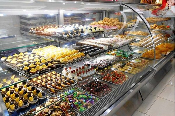 فروش شیرینی در آستانه شب یلدا نصف شد
