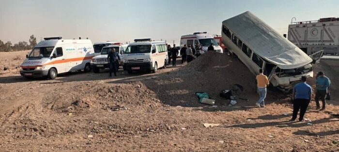 ۱۲ مصدوم در حادثه سقوط مینی‌بوس دانش‌آموزان از بالای پل