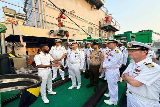 دریادار ایرانی از صنایع دریایی هند بازدید کرد