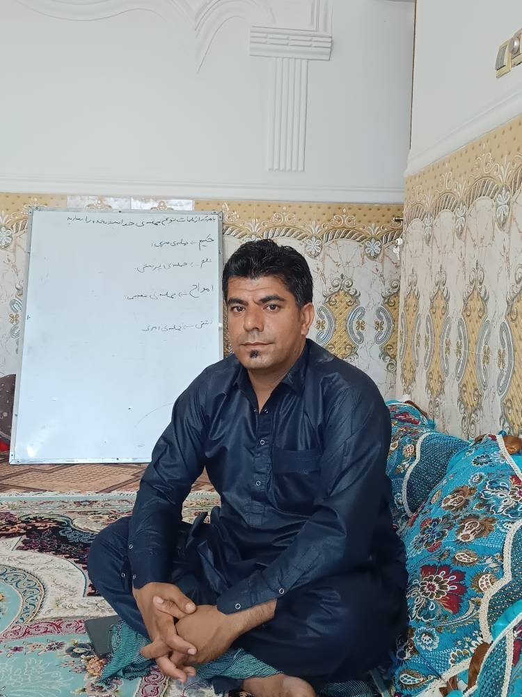 معلمی که در میان جنگ آموزگار ماند؛ «نمی‌توانم نسبت به این استعدادها بی‌تفاوت باشم»/ جلوگیری از ادامه تحصیل به‌دلیل مسائل فرهنگی