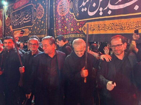 حضور پزشکیان در مراسم شام غریبان حضرت اباعبدالله الحسین (ع) در ارومیه