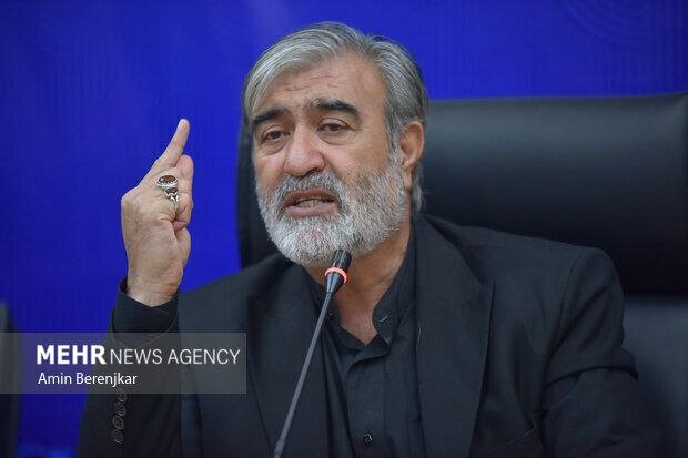 عزیزی: رئیس جمهور آمریکا راهی جز لفاظی ندارد