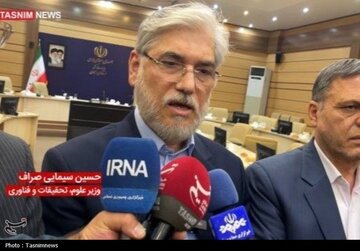 وزیر علوم: دانشجویان توهین‌کننده به پرچم مجازات می‌شوند