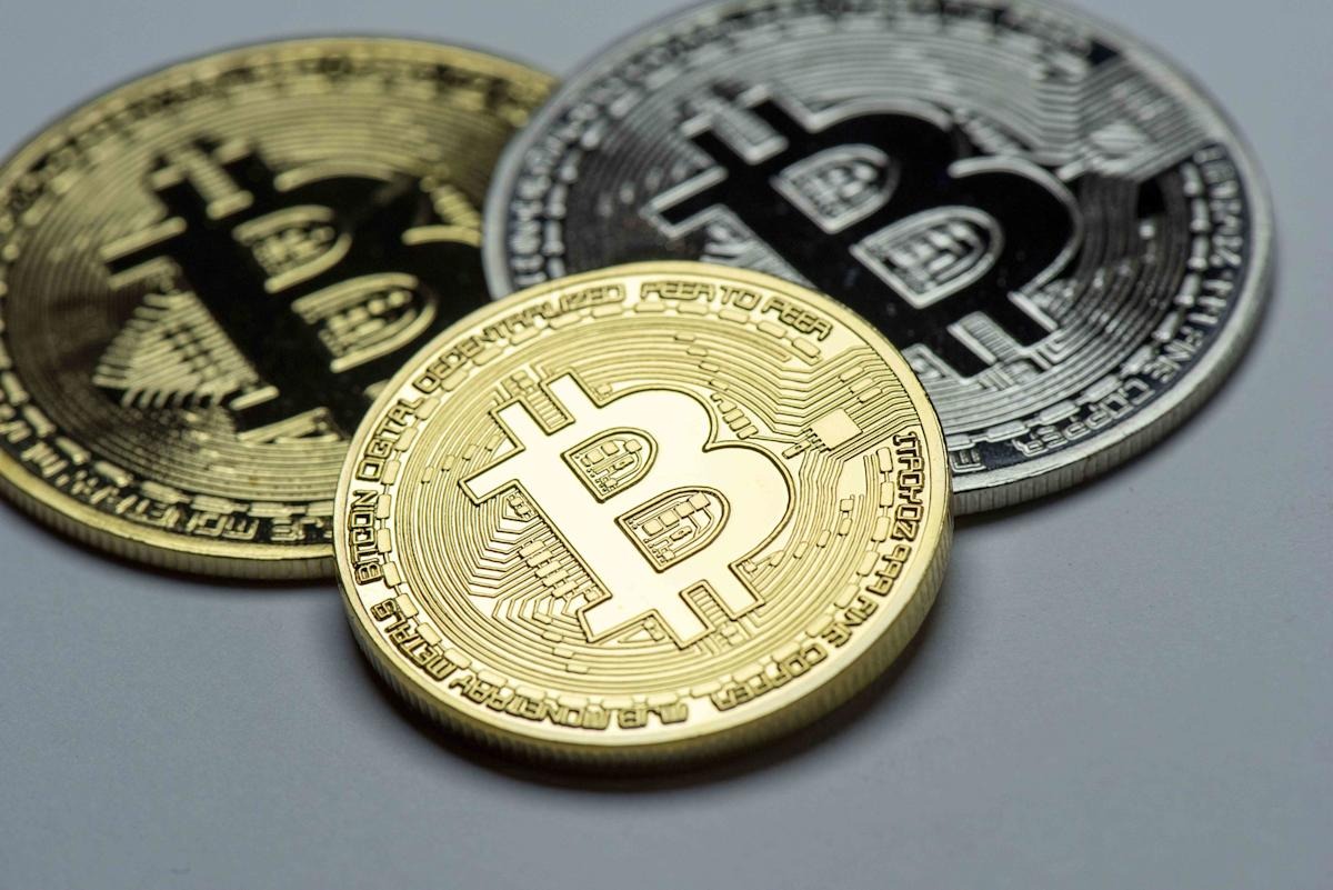 بیت کوین یا اتریوم؛ کدام برای سرمایهگذاری مناسبتر است؟ مقایسه بیت کوین و اتریوم از نظر فناوری و کارکرد
