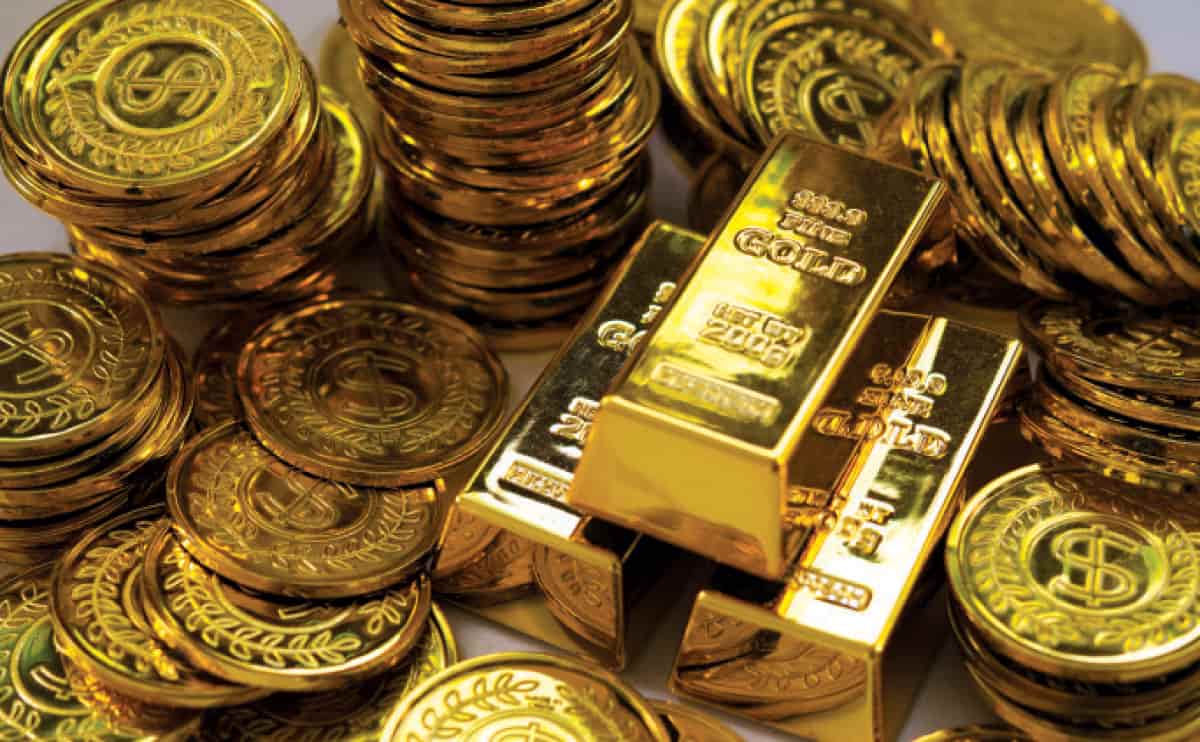 سه شمش طلا در میان تعداد زیادی سکه طلا