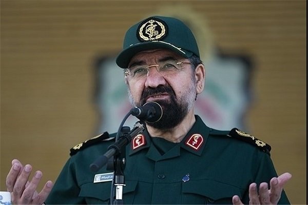 دیدار سرلشکر رضایی با خانواده شهید لاریجانی