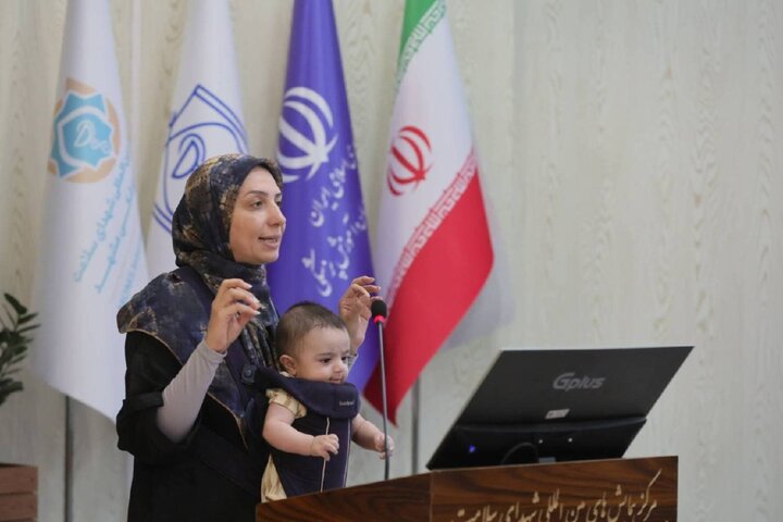 حضور متفاوت مشاور وزیر بهداشت در سخنرانی+ عکس حضور متفاوت مشاور وزیر بهداشت در سخنرانی+ عکس